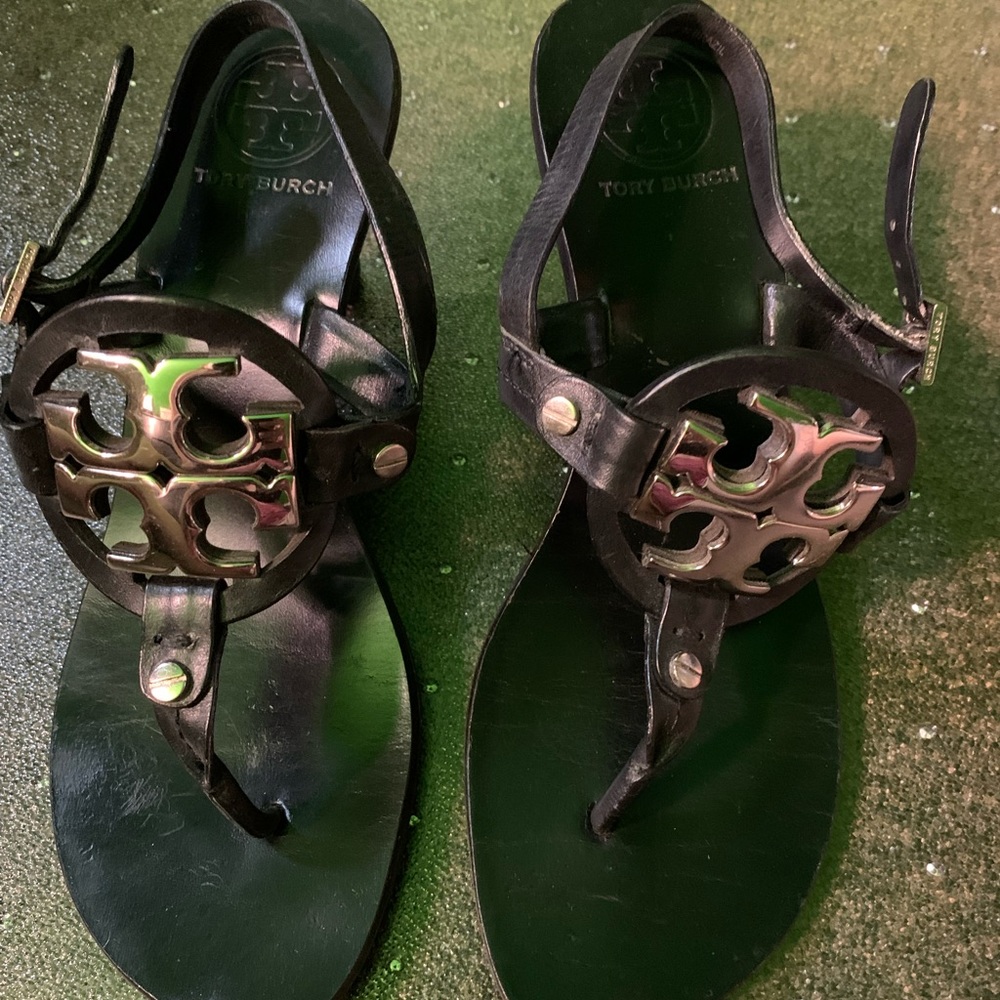 Tory Burch Holly Kitten Logo patent thong sandal